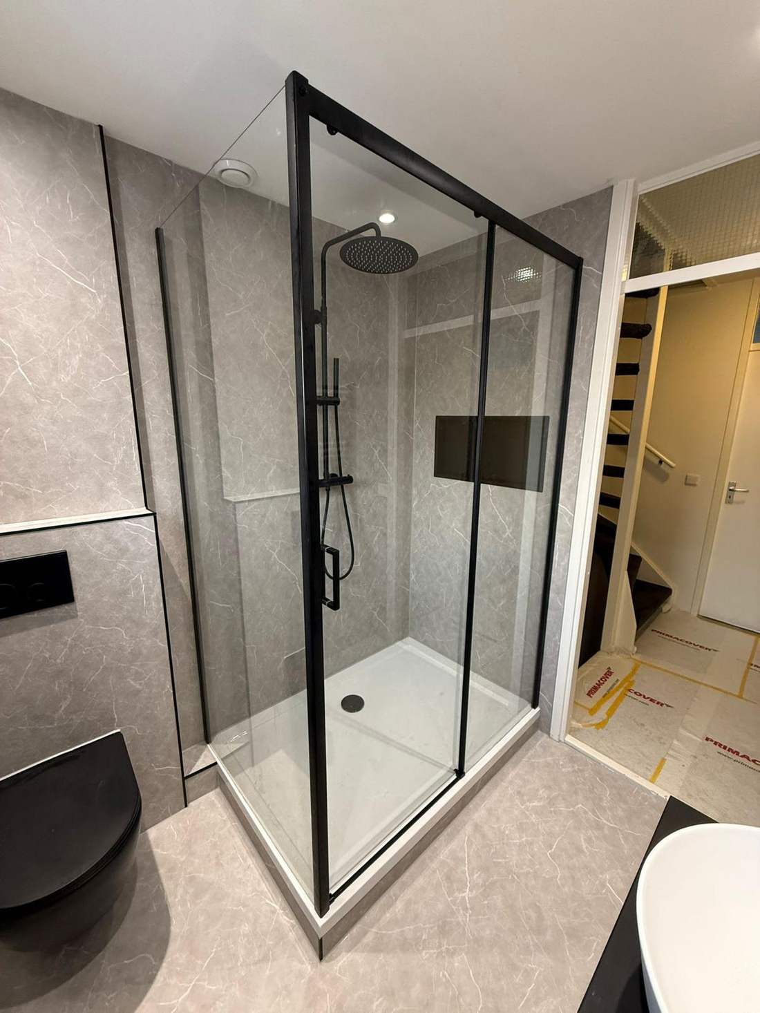 Nieuwe douche met zwart profiel na de renovatie