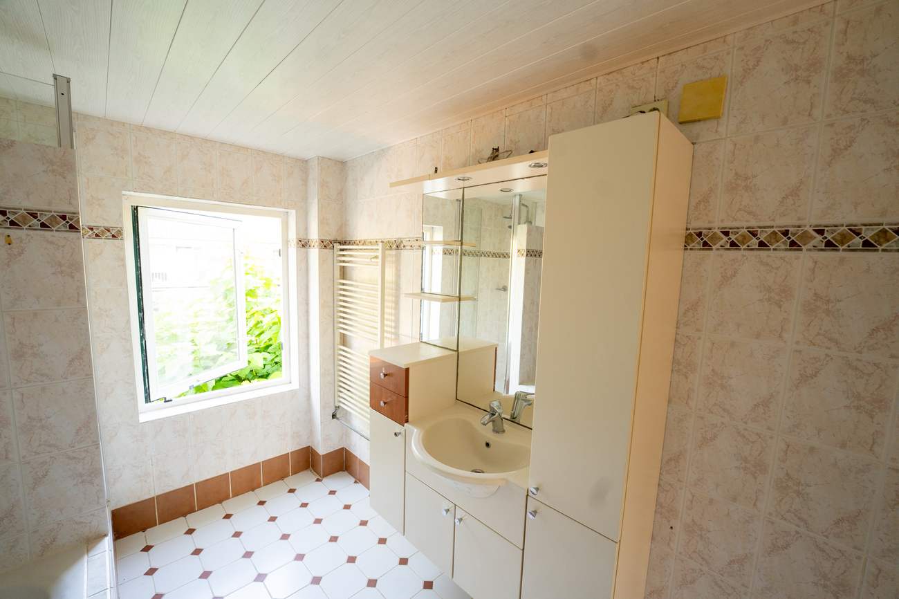 Bad met douchecabine voor de renovatie in Zwijndrecht